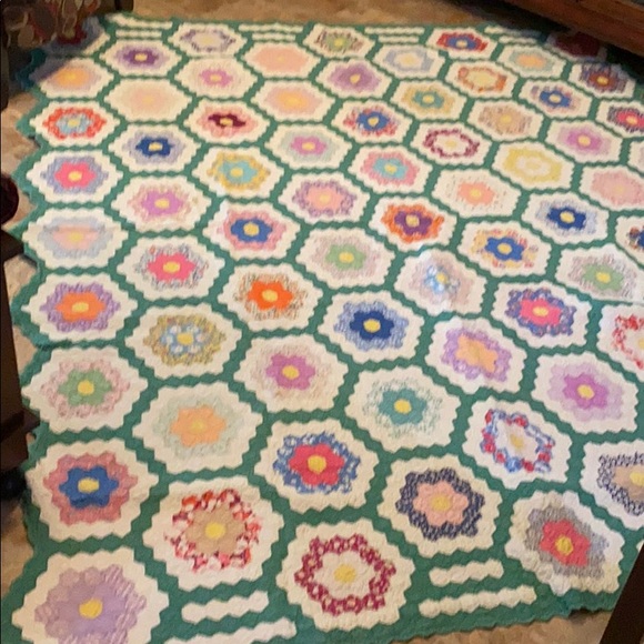 Beautiful Antique handmade quilt offers welcome - Picture 5 of 7